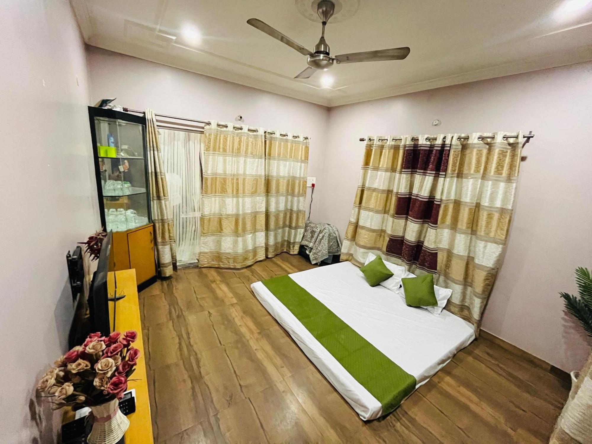 The Q3 Inn Guwahati Buitenkant foto